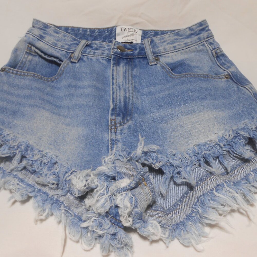 EXCELLENT TWELVE BY ONTWELFTH HIGH RISE DENIM JEAN SHORTS SIZE 26 FRAYED DESIGN